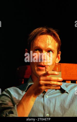 Steven Mackintosh (Paul) dans MON LIT DE ZINC par David Hare au Royal court Theatre, Londres SW1 14/09/2000 design : Vicki Mortimer éclairage : Rick Fisher réalisateur : David Hare Banque D'Images