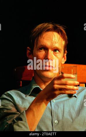 Steven Mackintosh (Paul) dans MON LIT DE ZINC par David Hare au Royal court Theatre, Londres SW1 14/09/2000 design : Vicki Mortimer éclairage : Rick Fisher réalisateur : David Hare Banque D'Images