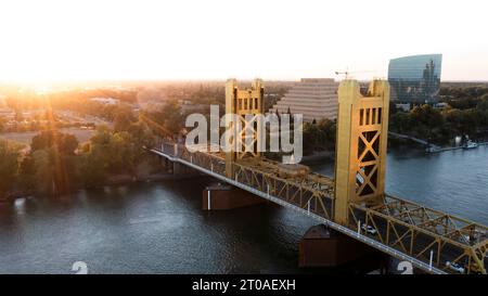 Vue sur le coucher du soleil de l'historique Tower Bridge de 1935 et les gratte-ciel du centre-ville de Old Sacramento, Californie, États-Unis. Banque D'Images