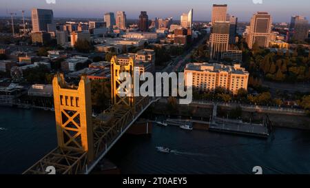 Vue sur le coucher du soleil de l'historique Tower Bridge de 1935 et les gratte-ciel du centre-ville de Old Sacramento, Californie, États-Unis. Banque D'Images
