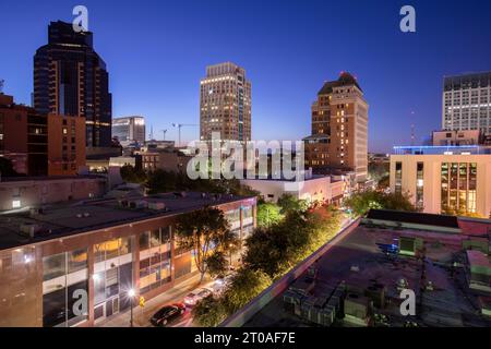 Vue au coucher du soleil sur les gratte-ciel du centre-ville de Sacramento, Californie, États-Unis. Banque D'Images