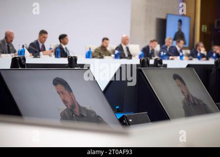 Grenade, Espagne. 05 octobre 2023. Le président ukrainien Volodymyr Zelenskyy, au centre, prononce un discours lors d'une session du sommet de la Communauté politique européenne, le 5 octobre 2023 à Grenade, en Espagne. Crédit : Présidence ukrainienne/Bureau de presse présidentiel ukrainien/Alamy Live News Banque D'Images