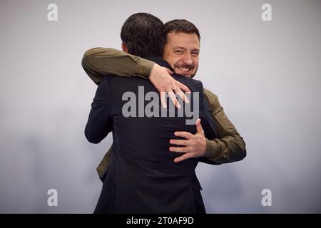 Grenade, Espagne. 05 octobre 2023. Le président ukrainien Volodymyr Zelenskyy, à droite, embrasse le Premier ministre britannique Rishi Sunak, à gauche, avant une réunion bilatérale en marge du sommet de la Communauté politique européenne, le 5 octobre 2023 à Grenade, en Espagne. Crédit : Présidence ukrainienne/Bureau de presse présidentiel ukrainien/Alamy Live News Banque D'Images