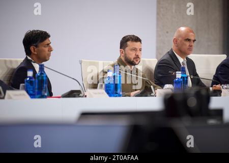 Grenade, Espagne. 05 octobre 2023. De gauche à droite : le Premier ministre britannique Rishi Sunak, le président ukrainien Volodymyr Zelenskyy et le président suisse Alain Berset lors d'une session du sommet de la Communauté politique européenne, le 5 octobre 2023 à Grenade, Espagne. Crédit : Présidence ukrainienne/Bureau de presse présidentiel ukrainien/Alamy Live News Banque D'Images