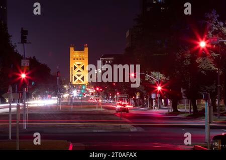 Vue nocturne du Capitol Mall et de l'historique Tower Bridge 1935 dans le centre-ville de Sacramento, Californie, États-Unis. Banque D'Images