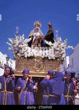 ARCOS DE LA FRONTERA, ESPAGNE – 07 AVRIL 2023 processions catholiques dans les rues du village pendant la Semana Santa. L'hommage annuel de la Pa Banque D'Images