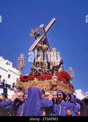 ARCOS DE LA FRONTERA, ESPAGNE – 07 AVRIL 2023 processions catholiques dans les rues du village pendant la Semana Santa. L'hommage annuel de la Pa Banque D'Images