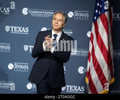 Austin, Texas, États-Unis. 4 octobre 2023. Le secrétaire d'État américain ANTONY BLINKEN arrive sur scène avant de diriger une discussion sur la politique étrangère à l'auditorium Hogg de l'Université du Texas alors qu'il se rend au Texas le 4 octobre 2023 avant une visite d'État au Mexique cette semaine. (Image de crédit : © Bob Daemmrich/ZUMA Press Wire) USAGE ÉDITORIAL SEULEMENT! Non destiné à UN USAGE commercial ! Banque D'Images