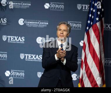 Austin, Texas, États-Unis. 4 octobre 2023. Le secrétaire d'État américain ANTONY BLINKEN arrive sur scène avant de diriger une discussion sur la politique étrangère à l'auditorium Hogg de l'Université du Texas alors qu'il se rend au Texas le 4 octobre 2023 avant une visite d'État au Mexique cette semaine. (Image de crédit : © Bob Daemmrich/ZUMA Press Wire) USAGE ÉDITORIAL SEULEMENT! Non destiné à UN USAGE commercial ! Banque D'Images