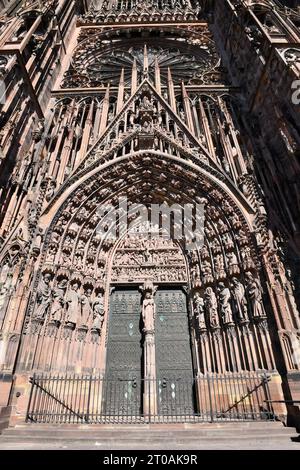 Strasbourg, France - septembre 2023 : porte d'entrée de style gothique avec tympan de façade ouest de la célèbre cathédrale de Strasbourg en France Banque D'Images