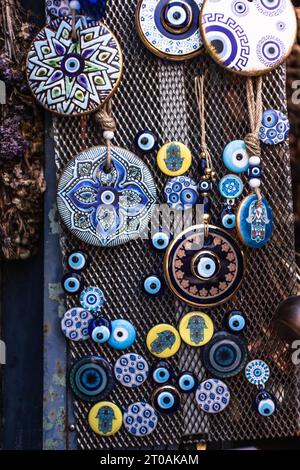 Les amulettes Nazar boncuğu (Amulette en verre turque / arabe - Blue Lucky Charm / Evil Eye) exposées à Heidelberg, en Allemagne Banque D'Images