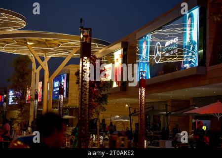 Qatar, Qatar. 05 octobre 2023. Ambiance de paddock Lusail la nuit lors du Grand Prix du Qatar de Formule 1 2023, 17e manche du Championnat du monde de Formule 1 2023 du 6 au 8 octobre 2023 sur le circuit international Lusail, à Doha, Qatar - photo DPPI crédit : DPPI Media/Alamy Live News Banque D'Images