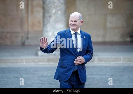 Grenade, Espagne. 05 octobre 2023. Le chancelier allemand OLAF Scholz (SPD) fait signe de la vague alors qu'il marche pour dîner à l'Alhambra pendant le sommet de la Communauté politique européenne. Crédit : Kay Nietfeld/dpa/Alamy Live News Banque D'Images