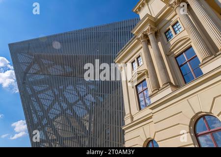 Dresde, Allemagne - 13 août 2023 : détail de la vue extérieure du Musée d'Histoire militaire de Dresde. Banque D'Images