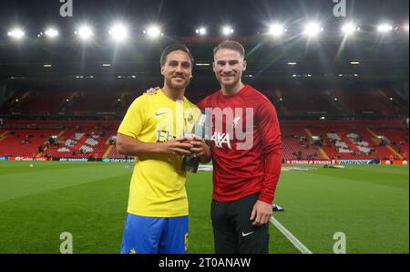 Liverpool, Royaume-Uni. 05 octobre 2023. Kevin Mac Allister de l'Union et Alexis Mac Allister de Liverpool photographiés avant un match entre l'équipe belge de football Royale Union Saint Gilloise et le Liverpool FC anglais, le mercredi 04 octobre 2023 à Liverpool, au Royaume-Uni, le jour 2 de la phase de groupes de la compétition UEFA Europa League, dans le groupe E. BELGA PHOTO VIRGINIE LEFOUR crédit : Belga News Agency/Alamy Live News Banque D'Images