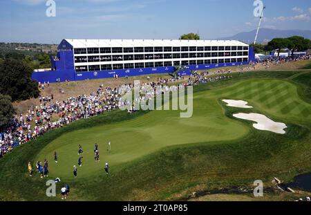 Photo de dossier datée du 28-09-2023 d'une structure d'accueil temporaire en tant qu'acteurs européens dont Rory McIlroy lors d'une ronde d'essais. Une enquête est en cours après qu’un incendie ait éclaté jeudi au Marco Simone Golf and Country Club, quelques jours seulement après la victoire de l’Europe à la Ryder Cup. Date de publication : jeudi 5 octobre 2023. Banque D'Images