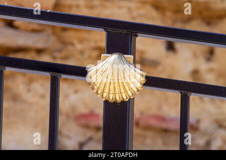 Le logo de coquille Saint-Jacques le symbole du chemin de pèlerinage de longue distance Camino de Santiago à travers la campagne espagnole Espagne Banque D'Images