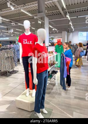 Vente dans le grand magasin Marks & Spencer, The Avenue, The Lexicon Shopping Centre, Bracknell, Berkshire, Angleterre, Royaume-Uni Banque D'Images