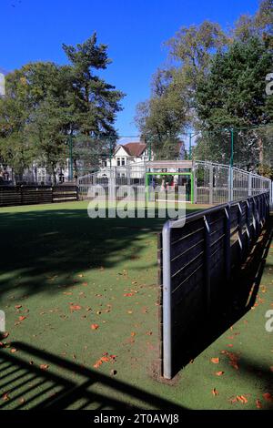 Communauté construite à cet effet cinq terrains de football à côté, Victoria Park, Cardiff. Prise en octobre 2023. Banque D'Images