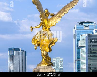 Vue arrière aérienne sur une journée bleue de l'Ange de l'indépendance sur Paseo de la Reforma à Mexico. Banque D'Images