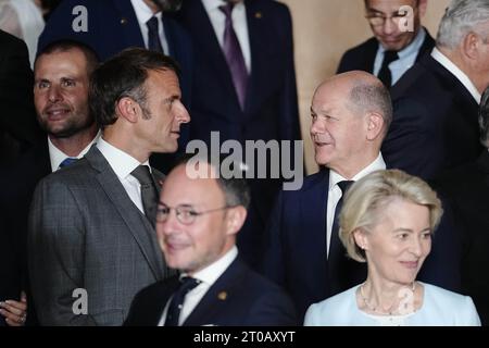 Grenade, Espagne. 05 octobre 2023. Le chancelier allemand OLAF Scholz (rang du milieu, r, SPD) et le président français Emmanuel Macron (l) se tiennent ensemble pour une photo de famille à l'Alhambra lors du sommet de la Communauté politique européenne avec d'autres chefs d'État et de gouvernement. Crédit : Kay Nietfeld/dpa/Alamy Live News Banque D'Images