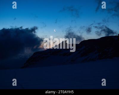 SaaS-Fee, Suisse - 16 juin 2023 : tôt le matin sur Allalin Glaciert peu avant le lever du soleil Banque D'Images