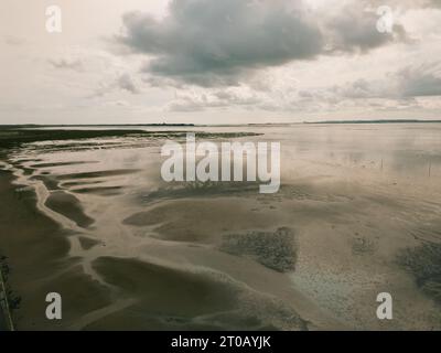 La chaussée à Holy Island photographiée avec un lever de soleil spectaculaire. Photo de haute qualité Banque D'Images