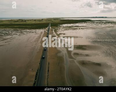 La chaussée à Holy Island photographiée avec un lever de soleil spectaculaire. Photo de haute qualité Banque D'Images