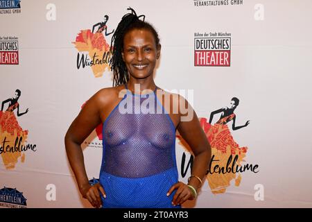 Munich, Allemagne. 05 octobre 2023. Le mannequin Waris Dirie se dresse sur le tapis rouge lors de la première allemande de la comédie musicale Desert Flower au Deutsches Theater. Crédit : Felix Hörhager/dpa/Alamy Live News Banque D'Images