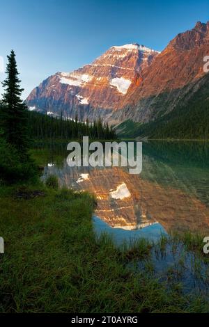 Lever de soleil sur le mont Edith Cavell dans le parc national Jasper, Alberta, Canada Banque D'Images