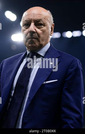 Giuseppe Marotta, directeur sportif du FC Internazionale, se penche sur le match de football de l'UEFA Champions League opposant le FC Internazionale au SL Benfica. Banque D'Images