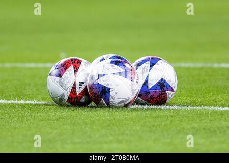 Chicago, Illinois, États-Unis. 04 octobre 2023. Les ballons de football sont posés sur le sol avant le match de football MLS entre l'Inter Miami FC et le Chicago Fire FC au Soldier Field à Chicago, Illinois. Chicago Fire FC bat l'Inter Miami FC 4-1. John Mersits/CSM/Alamy Live News Banque D'Images