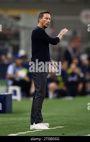 Roger Schmidt, entraîneur-chef du SL Benfica, fait des gestes lors du match de football de l'UEFA Champions League entre le FC Internazionale et le SL Benfica. Banque D'Images