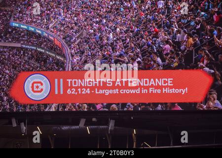 Chicago, Illinois, États-Unis. 04 octobre 2023. Un record de présence est annoncé lors du match de football MLS entre l'Inter Miami FC et le Chicago Fire FC au Soldier Field à Chicago, Illinois. Chicago Fire FC bat l'Inter Miami FC 4-1. John Mersits/CSM/Alamy Live News Banque D'Images