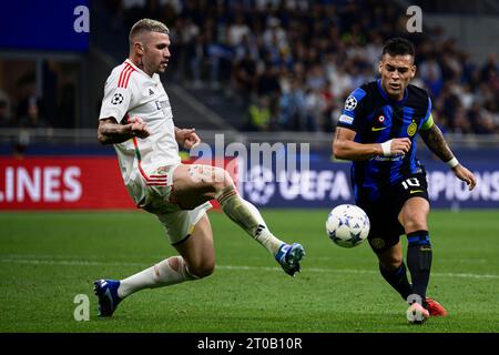 Lautaro Martinez du FC Internazionale est en compétition pour le ballon avec Morato du SL Benfica lors du match de football de l'UEFA Champions League entre le FC Internazionale et SL Benfica. Banque D'Images