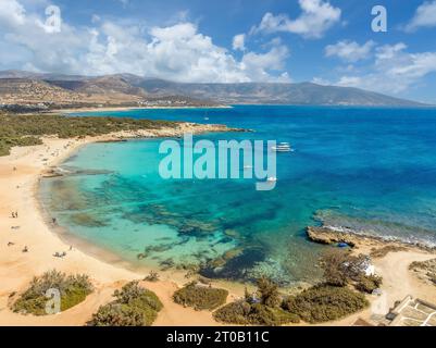 Paysage avec incroyable plage de sable isolée Alyko, île de Naxos, Grèce Cyclades Banque D'Images