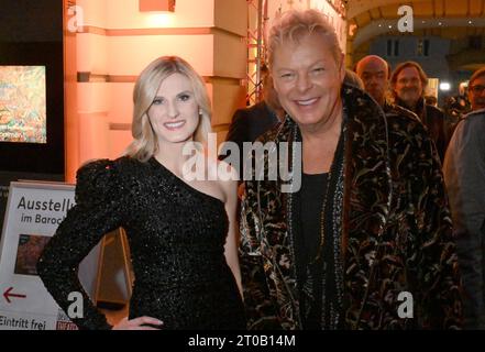 Munich, Allemagne. 05 octobre 2023. La chanteuse Madeleine Rausch et le compositeur Uwe Fahrenkrog-Petersen lors de la première allemande de la comédie musicale 'Wüstenblume' au Deutsches Theater. Crédit : Felix Hörhager/dpa/Alamy Live News Banque D'Images