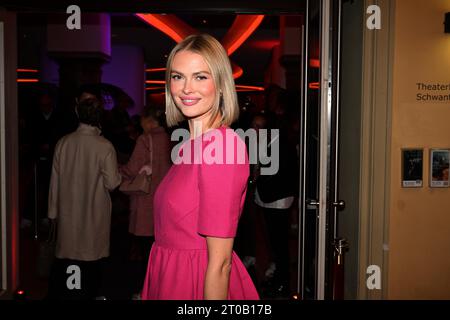 Munich, Allemagne. 05 octobre 2023. Le mannequin Darya Strelnikova à la première allemande de la comédie musicale Desert Flower au Deutsches Theater. Crédit : Felix Hörhager/dpa/Alamy Live News Banque D'Images