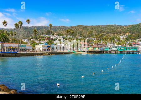 Avalon, CA, États-Unis - 13 septembre 2023 : vue sur le front de mer avec des magasins de détail dans la ville d'Avalon, Californie, sur l'île de Santa Catalina. Banque D'Images