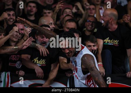 Varese, Italie. 04 octobre 2023. Willie Cauley-Stein #2 de Pallacanestro Varese OpenJobMetis célèbre la victoire à la fin du match avec les supporters lors du LBA Lega basket Un match de saison régulière 2023/24 entre Pallacanestro Varese OpenJobMetis et Estra Pistoia à Itelyum Arena. Score final ; Varese OJM 83:82 Estra Pistoia. (Photo de Fabrizio Carabelli/SOPA Images/Sipa USA) crédit : SIPA USA/Alamy Live News Banque D'Images