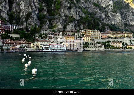 Vue du soir de la ville de Limone sul Garda sur le lac Garda province de Brescia Italie. Le ferry Brennero part pour Riva del Garda. Banque D'Images