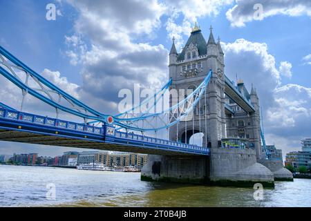 L'emblématique Tower Bridge reliant Londres à Southwark sur la Tamise dans l'est de Londres Banque D'Images