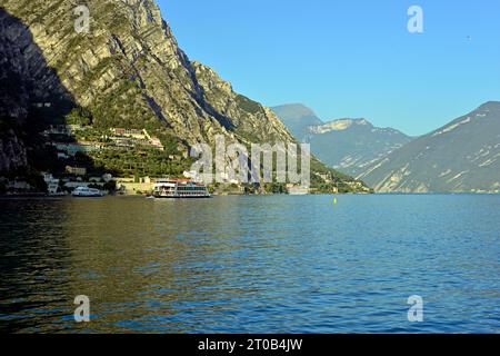 Vue du soir de la ville de Limone sul Garda sur le lac Garda province de Brescia Italie. Le ferry Brennero part pour Riva del Garda. Banque D'Images