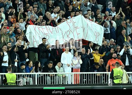 Pristina, Kosovo. 05 octobre 2023. PRISTINA, KOSOVO - 5 OCTOBRE : les supporters applaudissent les tribunes lors du match du groupe C de l'UEFA Europa Conference League opposant Ballkani et GNK Dinamo Zagreb au Stadiumi Fadil Vokrri le 5 octobre 2023 à Pristina, Kosovo. Photo : Marko Lukunic/PIXSELL crédit : Pixsell/Alamy Live News Banque D'Images