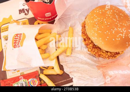 Ourense, Espagne 09 30 2023 : menu de poulet croustillant, chaîne Burger King fast food Banque D'Images