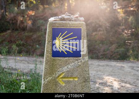 Camino de Santiaga Mile Marker, Portuguese Way (Camino Portugues) Galice, Espagne Banque D'Images