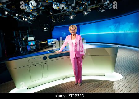 Hambourg, Allemagne. 05 octobre 2023. La présentatrice Caren Miosga est sur le point de faire son dernier spectacle en studio. Après 16 ans, Caren Miosga a présenté son dernier 'Tagesthemen' sur la chaîne publique allemande Ersten. Crédit : Jonas Walzberg/dpa/Alamy Live News Banque D'Images