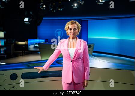 Hambourg, Allemagne. 05 octobre 2023. La présentatrice Caren Miosga est sur le point de faire son dernier spectacle en studio. Après 16 ans, Caren Miosga a présenté son dernier 'Tagesthemen' sur la chaîne publique allemande Ersten. Crédit : Jonas Walzberg/dpa/Alamy Live News Banque D'Images