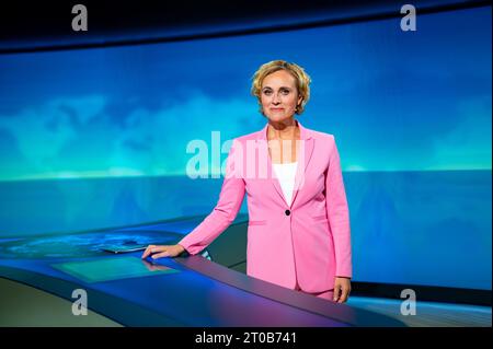 Hambourg, Allemagne. 05 octobre 2023. La présentatrice Caren Miosga est sur le point de faire son dernier spectacle en studio. Après 16 ans, Caren Miosga a présenté son dernier 'Tagesthemen' sur la chaîne publique allemande Ersten. Crédit : Jonas Walzberg/dpa/Alamy Live News Banque D'Images