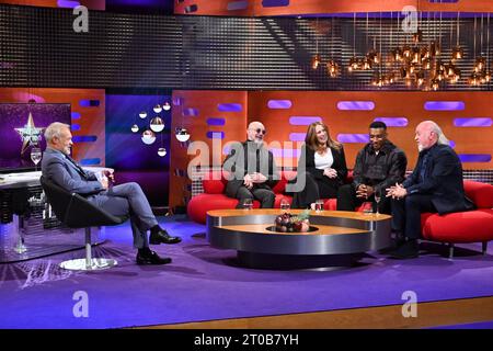 (De gauche à droite) Bernie Taupin, Catherine Tate, Ashley Walters et Bill Bailey avec l'animateur Graham Norton lors du tournage du Graham Norton Show au BBC Studioworks 6 Television Centre, Wood Lane, Londres, qui sera diffusé sur BBC One vendredi soir. Banque D'Images